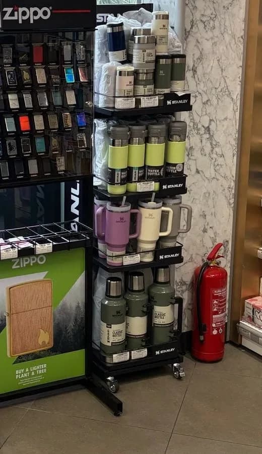 Zippo çakmak ve Stanley termos teşhir standı